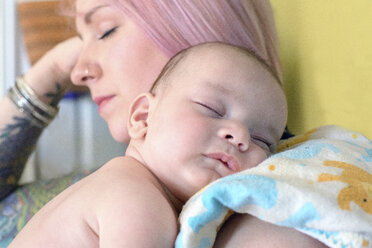 Frau schlafend mit schlafendem Baby auf der Schulter - ISF01374