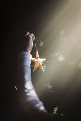 Child putting up Christmas decorations - ISF01401