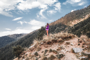 Junge Frau mit Blick auf eine Bergwaldlandschaft, Draja, Vaslui, Rumänien - ISF01405