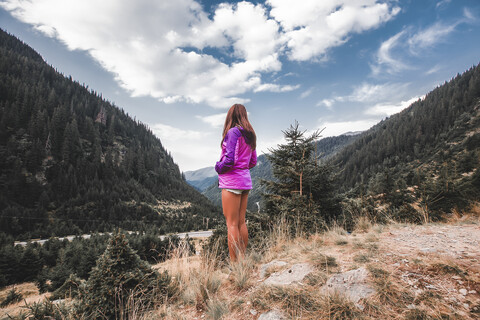 Junge Frau mit Blick auf die Waldlandschaft im Tal, Draja, Vaslui, Rumänien, lizenzfreies Stockfoto