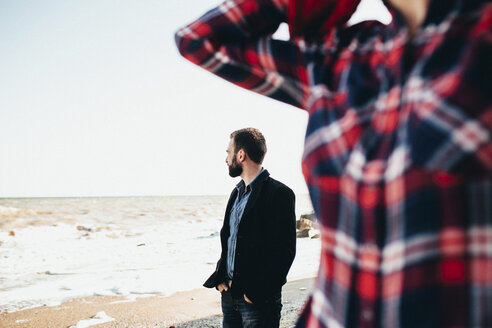 Mittlerer erwachsener Mann mit Freundin am Strand, Odessa Oblast, Ukraine - ISF01420