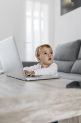 Mädchen im Kleinkindalter benutzt Laptop - JRFF01650