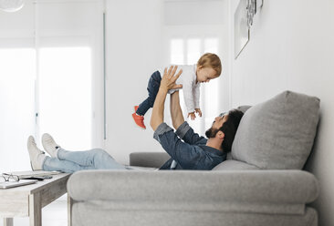 Vater spielt mit seiner Tochter zu Hause - JRFF01656