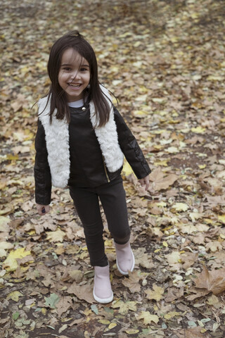 Kleines Mädchen in einem Park, lizenzfreies Stockfoto