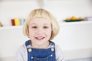 Portrait of cute girl with blond bob in kitchen - CUF05721