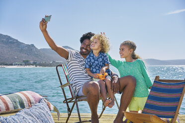 Familie macht Selfie auf dem Deck eines Hausbootes, Kraalbaai, Südafrika - CUF05805