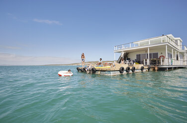 Familie amüsiert sich auf dem Sonnendeck eines Hausbootes, Kraalbaai, Südafrika - CUF05847