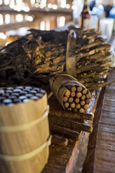 Packungen handgemachter kubanischer Zigarren mit Tabakblättern auf einer Werkbank, Vinales, Kuba - CUF05868