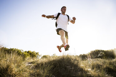 Junger Mann beim Training, Springen in der Luft von Sanddünen - CUF05881
