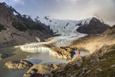 Männlicher Wanderer mit Blick auf den Torre-Gletscher und die Lagune im Los Glaciares-Nationalpark, Patagonien, Argentinien - CUF05895