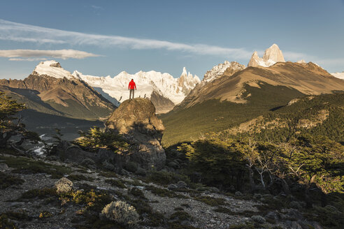 Männlicher Wanderer mit Blick auf den Cerro Torre und die Bergkette Fitz Roy im Nationalpark Los Glaciares, Patagonien, Argentinien - CUF05896