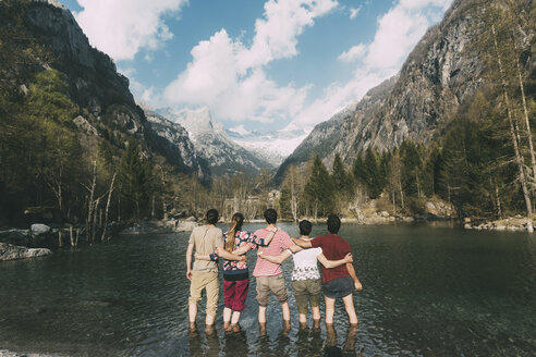 Rückansicht von fünf erwachsenen Freunden knöcheltief im Bergsee, Lombardei, Italien - CUF05899