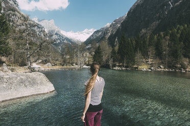 Rückansicht einer jungen Frau, die auf einen See hinausblickt, Lombardei, Italien - CUF05928