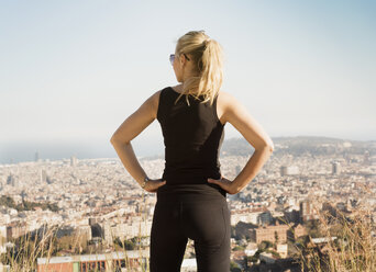 Frau mit Blick auf die Aussicht von Tibidabo, Barcelona, Katalonien, Spanien - CUF05946