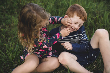 Junge und Schwester spielen Kampf im Feld - CUF05970