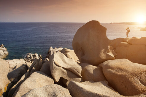 Mann auf der Spitze einer Klippe, Capo Testa, Sardinien, Italien - CUF05980