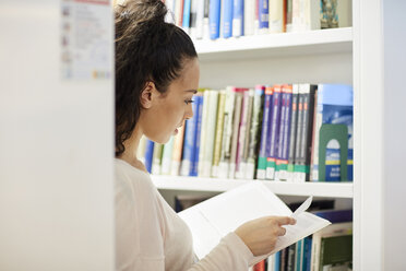 Universitätsstudent, der in der Bibliothek arbeitet - CUF06047