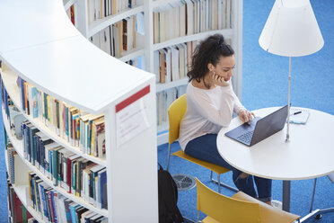 Universitätsstudent, der in der Bibliothek arbeitet - CUF06055