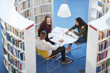 Universitätsstudenten arbeiten in der Bibliothek - CUF06056