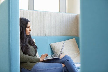 Universitätsstudent mit Laptop in einer modernen Kabine - CUF06058