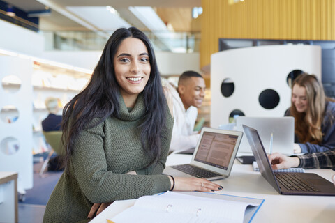 Universitätsstudenten arbeiten mit Laptops und digitalem Tablet zusammen, lizenzfreies Stockfoto