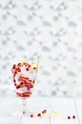 Alkoholfreier Cocktail im Glas mit Zitronenschalen und Granatapfel - CUF06204