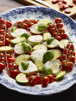 Tomaten, Avocado, Mozzarella und Basilikum auf einem Teller, Ansicht von oben - CUF06236