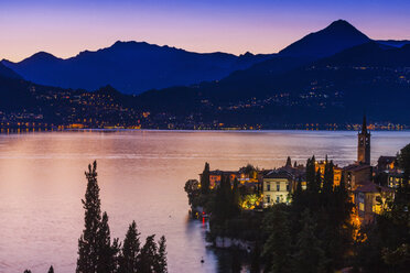 Bei Sonnenuntergang beleuchtete Gebäude am Comer See, Varenna, Italien - CUF06248