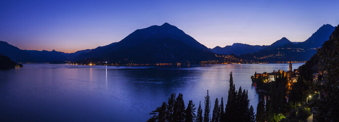 Blick auf die Berge am Comer See, Varenna, Italien - CUF06249