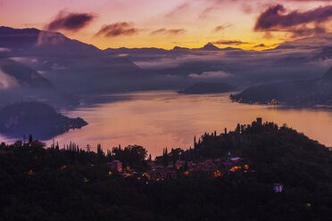 Wolkenbedeckte Berge über dem Comer See bei Sonnenuntergang, Varenna, Italien - CUF06250