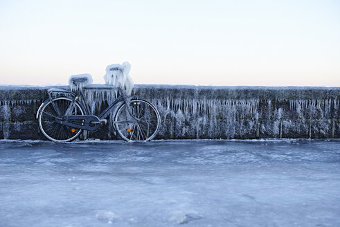 An die Wand gelehntes Fahrrad, mit Eis bedeckt - CUF06268