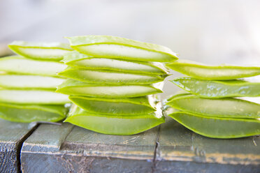 Gestapelte geschnittene Aloe-Blätter auf dem Tisch in der Werkstatt für handgemachte Seife - CUF06291
