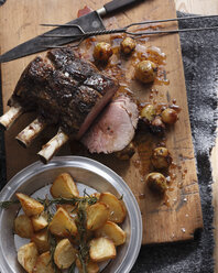 Roast beef with roast potatoes and onions - CUF06293
