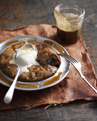 Bourbon-Pudding auf einem Restauranttisch, Nahaufnahme - CUF06314