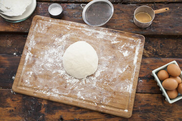 Overhead view of dough on floured cutting board - CUF06334