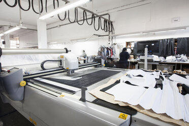 Musterschneidemaschine zum Ausschneiden von Textilien in einer Bekleidungsfabrik - CUF06382