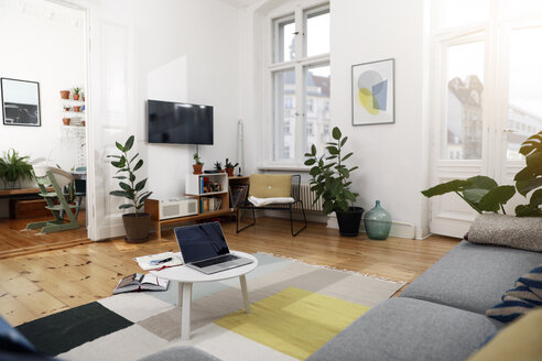 Laptop on a coffee table in a modernly furnished flat - FKF02886