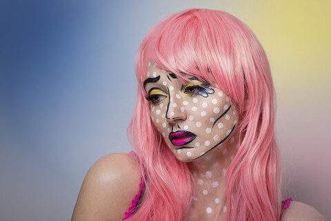 Pop-Art-Porträt einer traurig dreinblickenden Frau mit rosa Perücke, lizenzfreies Stockfoto