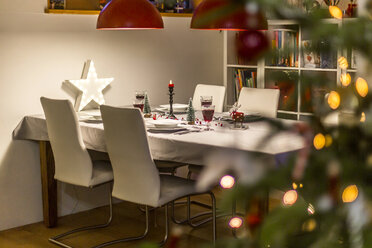 Gedeckter Tisch im Esszimmer zur Weihnachtszeit - SARF03750