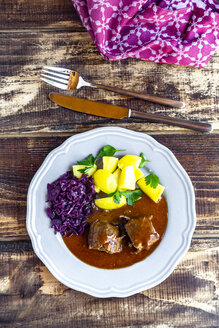 Rinderroulade mit Kartoffeln und Rotkohl auf Teller - SARF03753