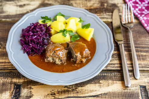 Rinderroulade mit Kartoffeln und Rotkohl auf Teller - SARF03754