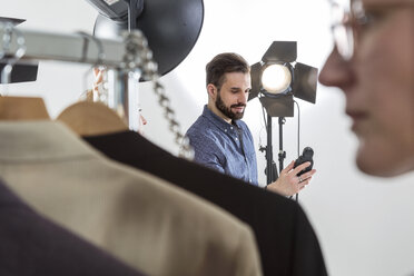 Stylist und Fotograf bei der Vorbereitung im Fotostudio - CUF06430