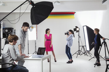 Fotograf fotografieren Mode-Modell in weißen Hintergrund Fotografie Studio schießen - CUF06451