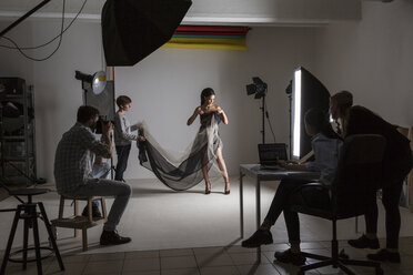 Fototeam und Modell bei einem unauffälligen Fotoshooting im Studio - CUF06453
