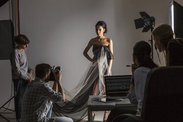 Fototeam und Modell bei einem unauffälligen Fotoshooting im Studio - CUF06454