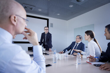 Geschäftsmann hält Präsentation vor Team im Sitzungssaal - CUF06618