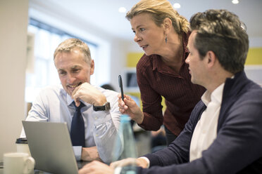 Kollegen im Büro mit Laptop - CUF06677