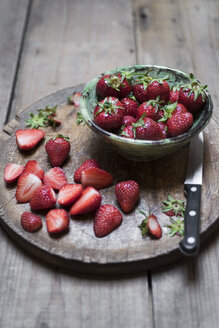 Whole and sliced organic strawberries - CZF00324