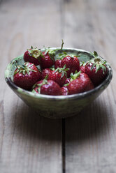 Bowl of organic strawberries - CZF00325