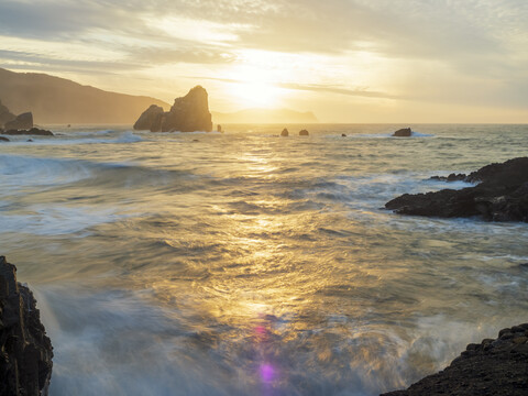 Spanien, Biskaya, Baskenland, Euskadi, San Juan de Gaztelugatxe, Bucht bei Sonnenuntergang, lizenzfreies Stockfoto